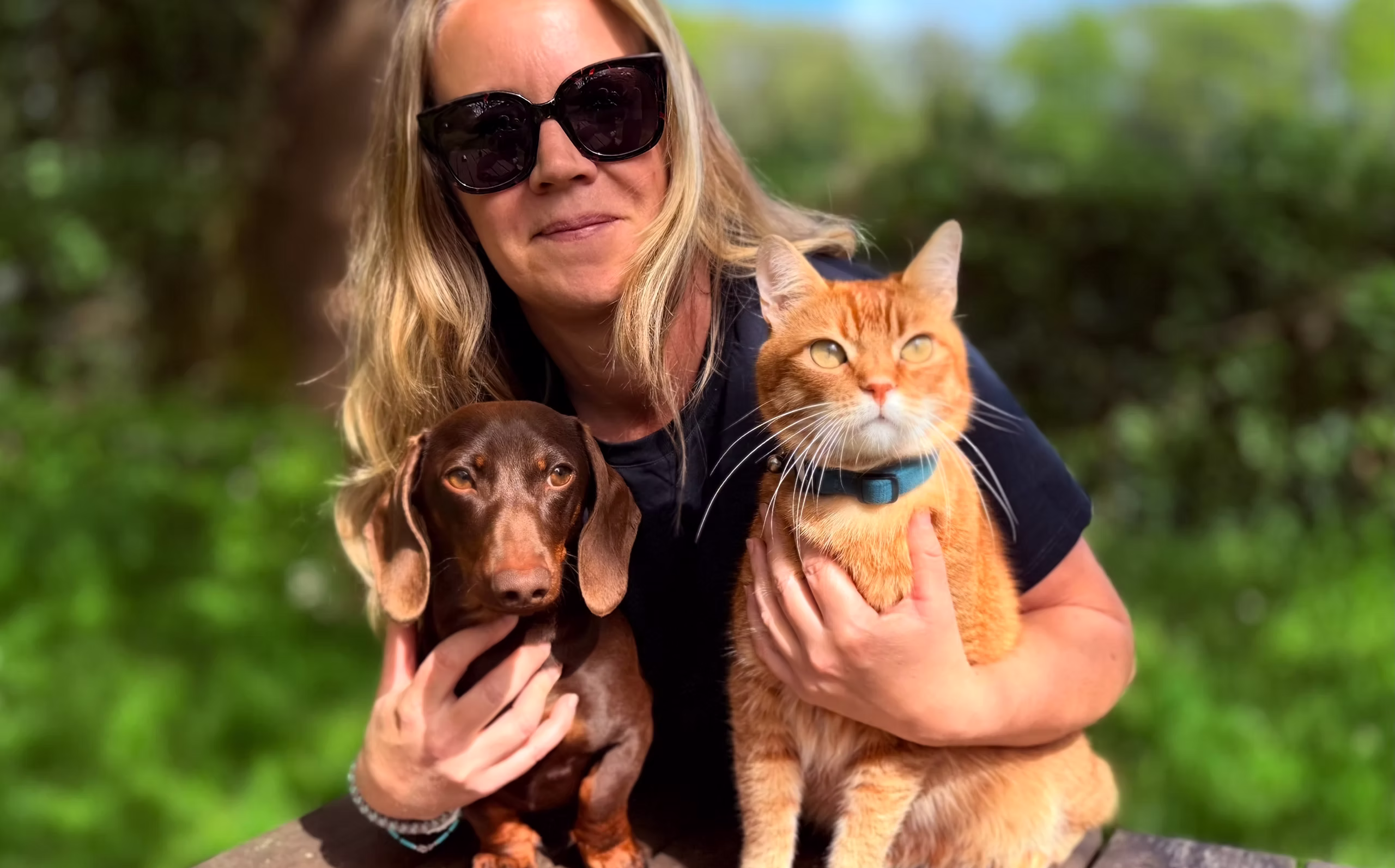 Gwen entourée de chiens lors d'une sortie